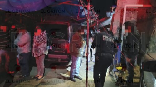 ¡Falló el gato hidráulico! Camioneta le cae encima a hombre mientras la reparaba en Tizatlán