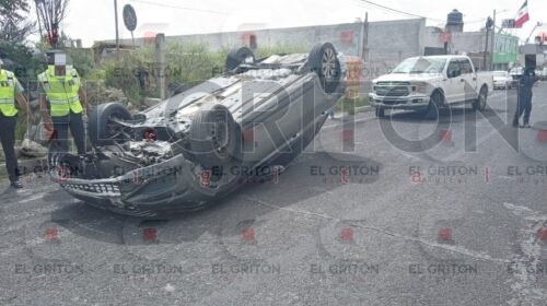 Vuelca Jetta con tres agentes de la Fiscalía en Xaloztoc; viajaban armados
