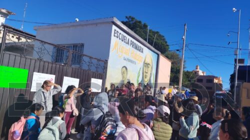 Padres de familia toman primaria en Españita por falta de docente; exigen intervención de la SEPE