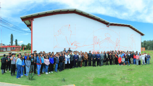 Da Rector primera pincelada al mural conmemorativo por el 50 aniversario de la UATx en Ciencias Básicas