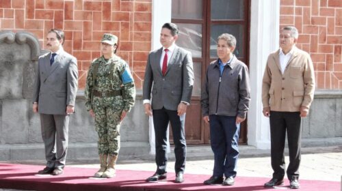 Acompaña Carlos López Suárez ceremonia de incineración y abanderamiento en la Plaza de la Constitución 