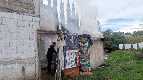 Atiende seguridad municipal incendio en vivienda de Tlacomulco