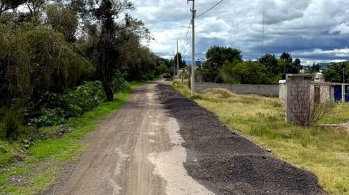 Previo al Día de Muertos, ayuntamiento de Tlaxcala mejora caminos en Tizatlán 