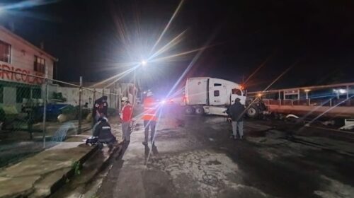 Protección Civil de Huamantla atiende accidente entre tractocamiones en la carretera México-Veracruz 