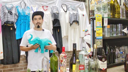 Mercado de artesanos organiza talleres para enseñar a visitantes técnicas artesanales y crear piezas propias