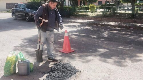 Ayuntamiento de Tlaxcala realiza trabajos de bacheo en la colonia centro
