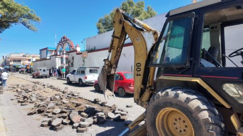 ¡Blanca Angulo mete mano a otra calle de Chiautempan! Renovarán vialidad junto al parque Hidalgo con concreto hidráulico, drenaje y agua potable.