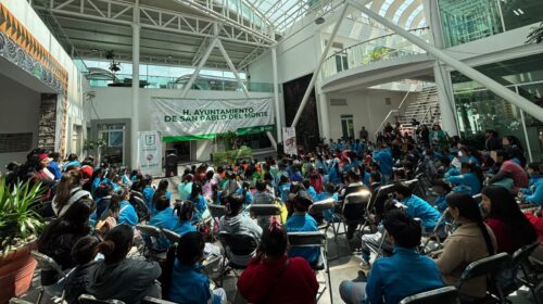 Niñas y niños de San Pablo del Monte disfrutan de la función de títeres Rosete Aranda