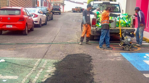 Ayuntamiento de Tlaxcala interviene la Prolongación Porfirio Díaz con trabajos de bacheo y cambio de brocal