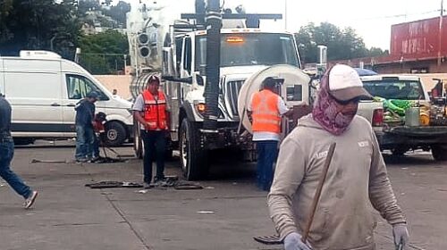 Con trabajos preventivos, ayuntamiento mejora servicios de desagüe en la explanada del mercado “Emilio Sánchez Piedras”