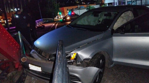 Conductor impacta contra barandal del Puente Rojo sin lesionados solo daños materiales 