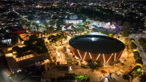 Gobernadora enciende iluminación del nuevo Palenque del recinto ferial de Tlaxcala 