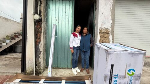 Entrega Kritsbey Pérez Flores calentadores solares a 40 familias de Tetlanohcan