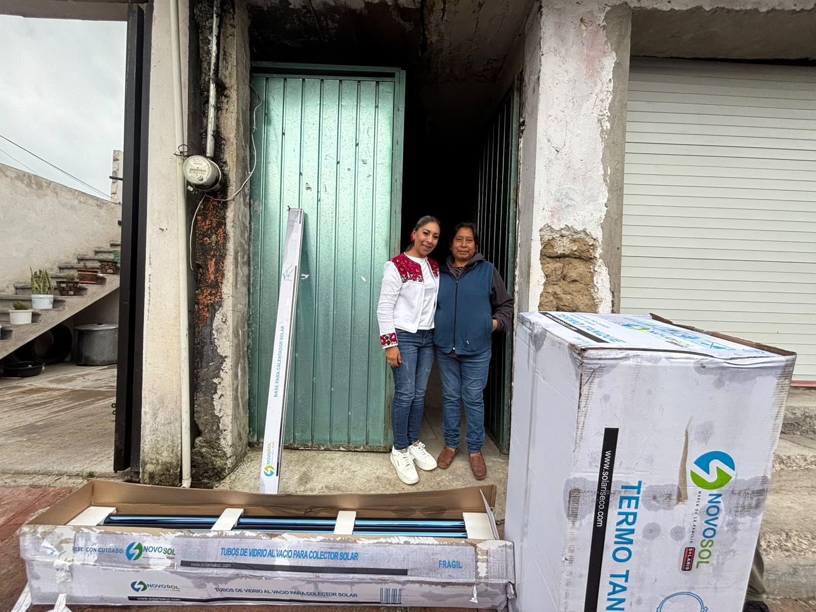 Entrega Kritsbey Pérez Flores calentadores solares a 40 familias de Tetlanohcan
