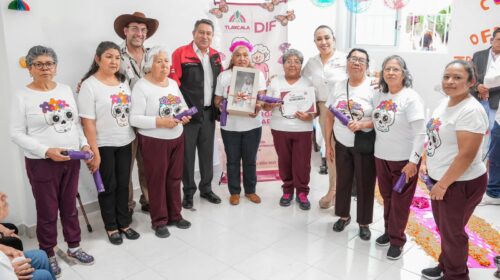 Ayuntamiento de Tlaxcala celebra Día de Muertos con concurso de ofrenda en la casa del Día del Adulto Mayor 