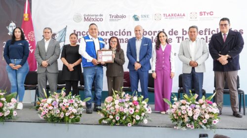 El presidente municipal de la capital Carlos López Suárez asistió a la incorporación laboral de beneficiarios del programa Empléate Tlaxcala 