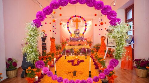 Ayuntamiento de Tlaxcala inauguración ofrenda tradicional en la Galería Desiderio Hernández Xochitiotzin 