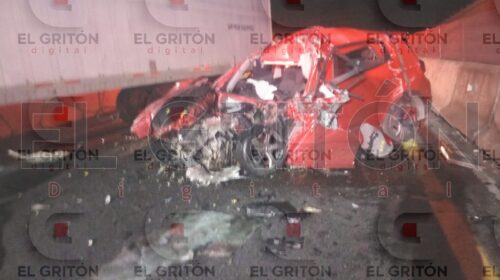 ¡BRUTAL CHOQUE EN HUEYOTLIPAN! Tráiler aplasta camioneta y mata a un hombre; abandonan la unidad pesada