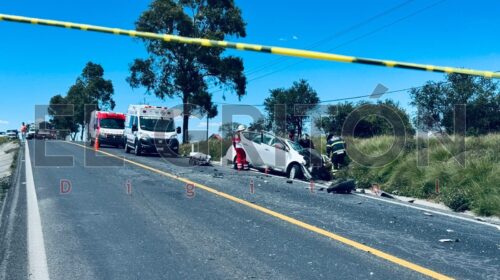 Mujer resulta gravemente herida tras choque entre autobús AU y Nissan Versa en la curva de San José