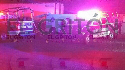 ¡SE DESTROZÓ EL CUELLO! Motociclista muere al estrellarse contra la caja de un tráiler en Papalotla